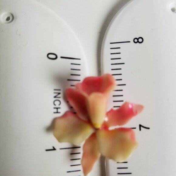 ✅Vintage acrylic orchid pin brooch with silver tone metal - Picture 3 of 6